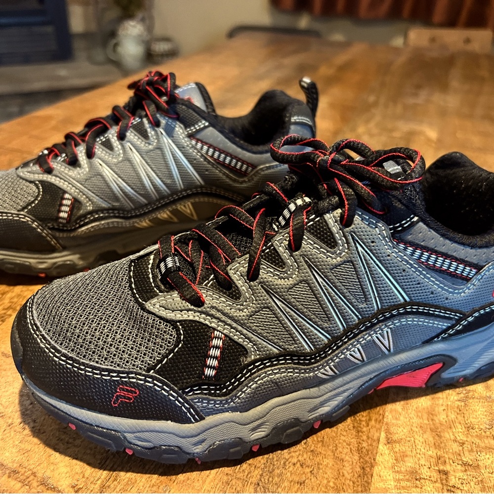 FILA AT PEAKE 21
Boys sneakers Black, red, gray Sz 4 Excellent shape
